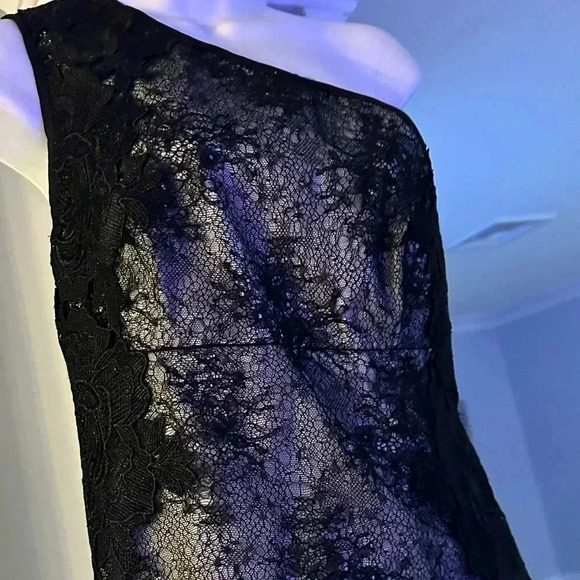 MONIQUE LHUILLIER Chantilli Lace one shoulder cocktail dress black over nude - Picture 4 of 8